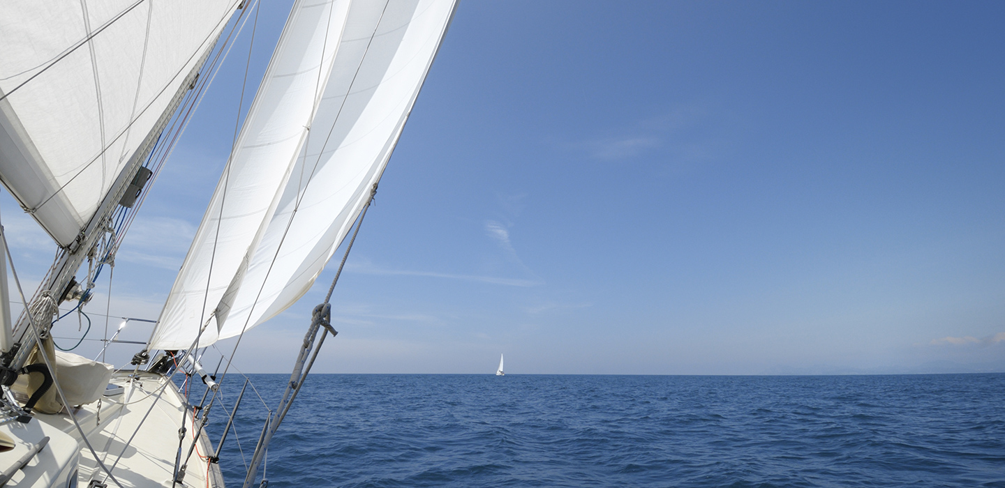 Denn ein Schiff erschaffen, heißt nicht, die Segel hissen, die Nägel schmieden, die Sterne lesen, sondern die Freude am Meer wachrufen.